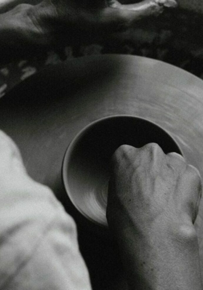 Ceramic artist making a bowl on the MOLLIE Aspen Website