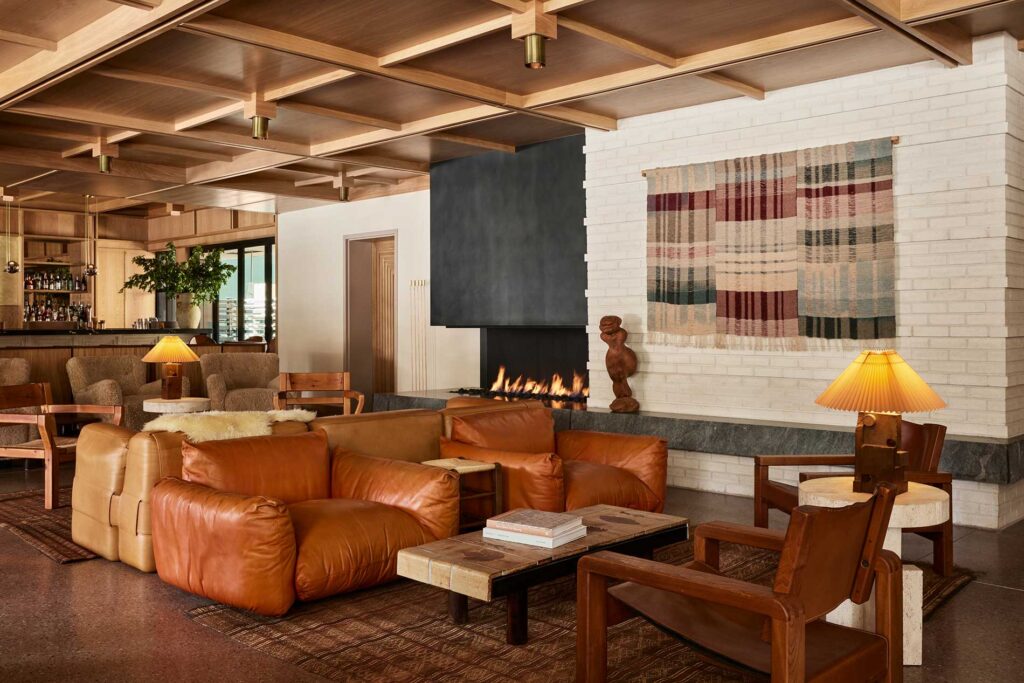 MOLLIE Lobby Lounge