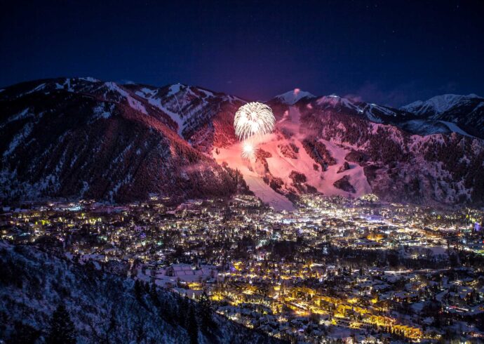 Wintersköl fireworks over Aspen Mountain