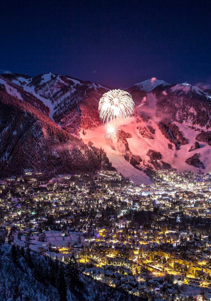 Wintersköl fireworks over Aspen Mountain