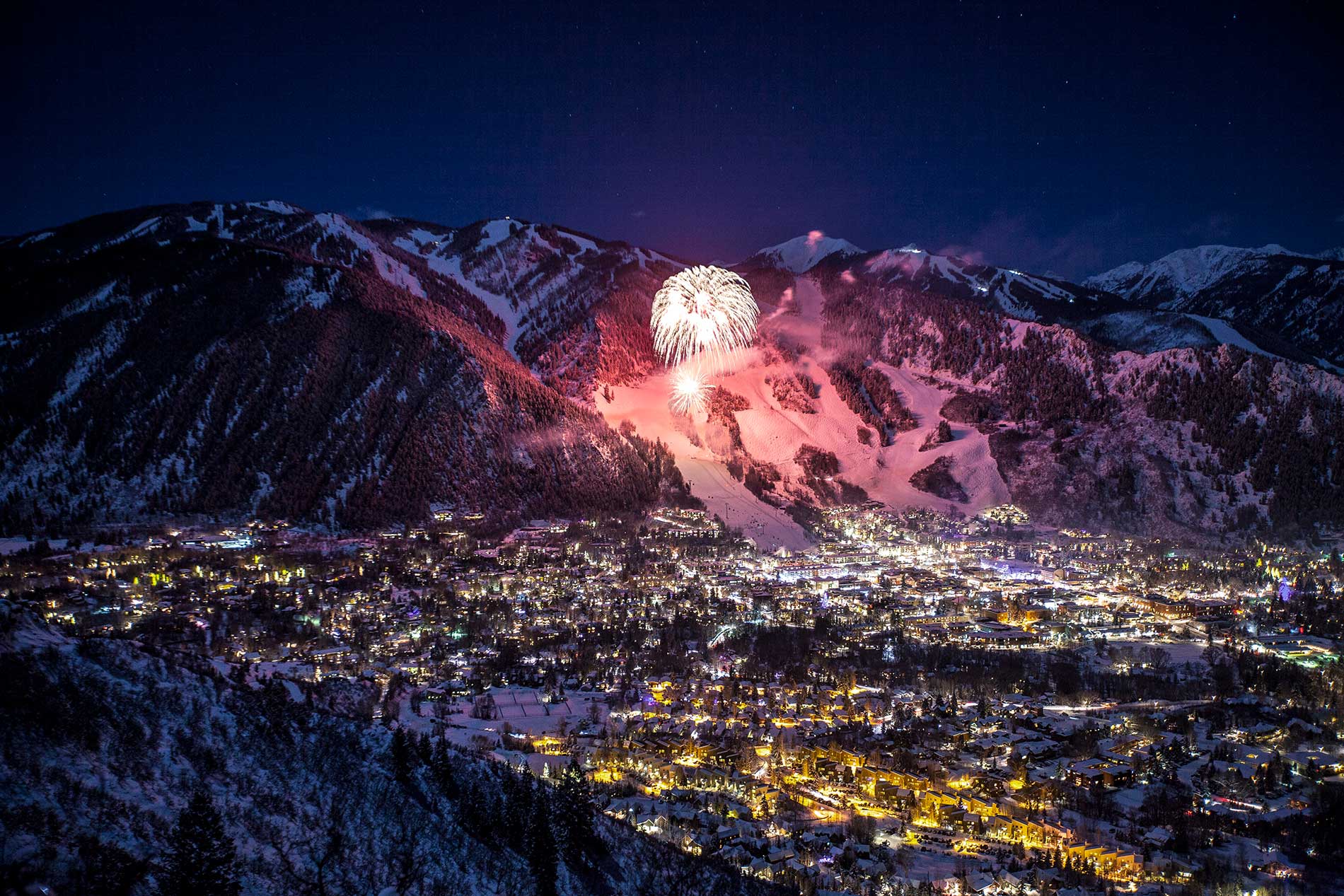 Wintersköl fireworks over Aspen Mountain