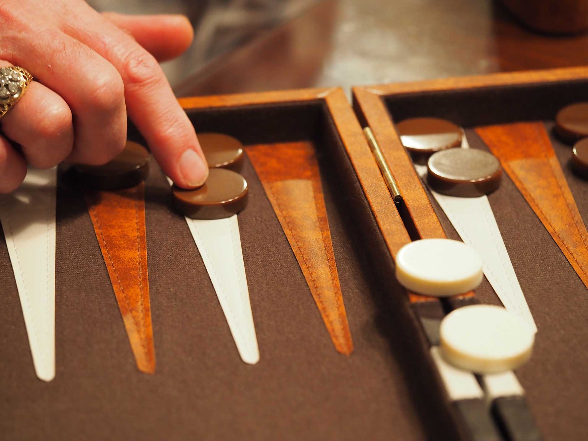 Analog lounge games at MOLLIE